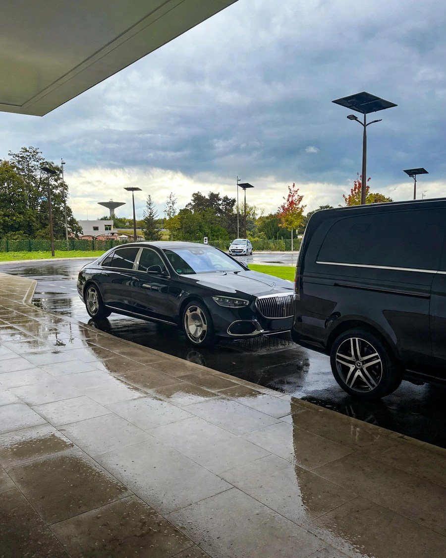 Maybach Classe S et Classe V Velour sous l'auvent des arrivées à Roissy-Charles de Gaulle