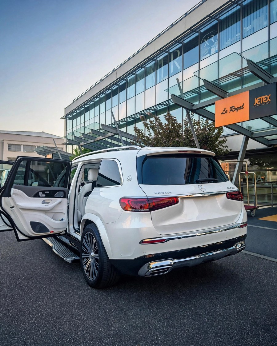 Maybach GLS 600 Velour, portière ouverte devant le terminal du Bourget