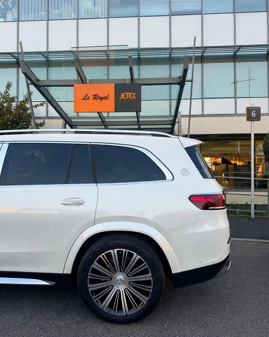 Maybach GLS Velour sous l'auvent du terminal d'aviation d'affaires du Bourget