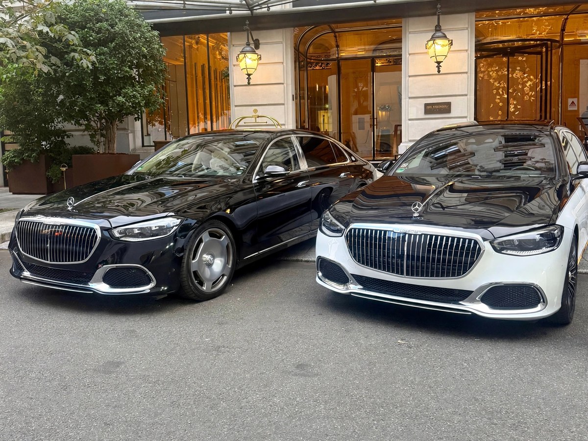 Deux Maybach Velour devant l'entrée de l'hôtel The Peninsula Paris