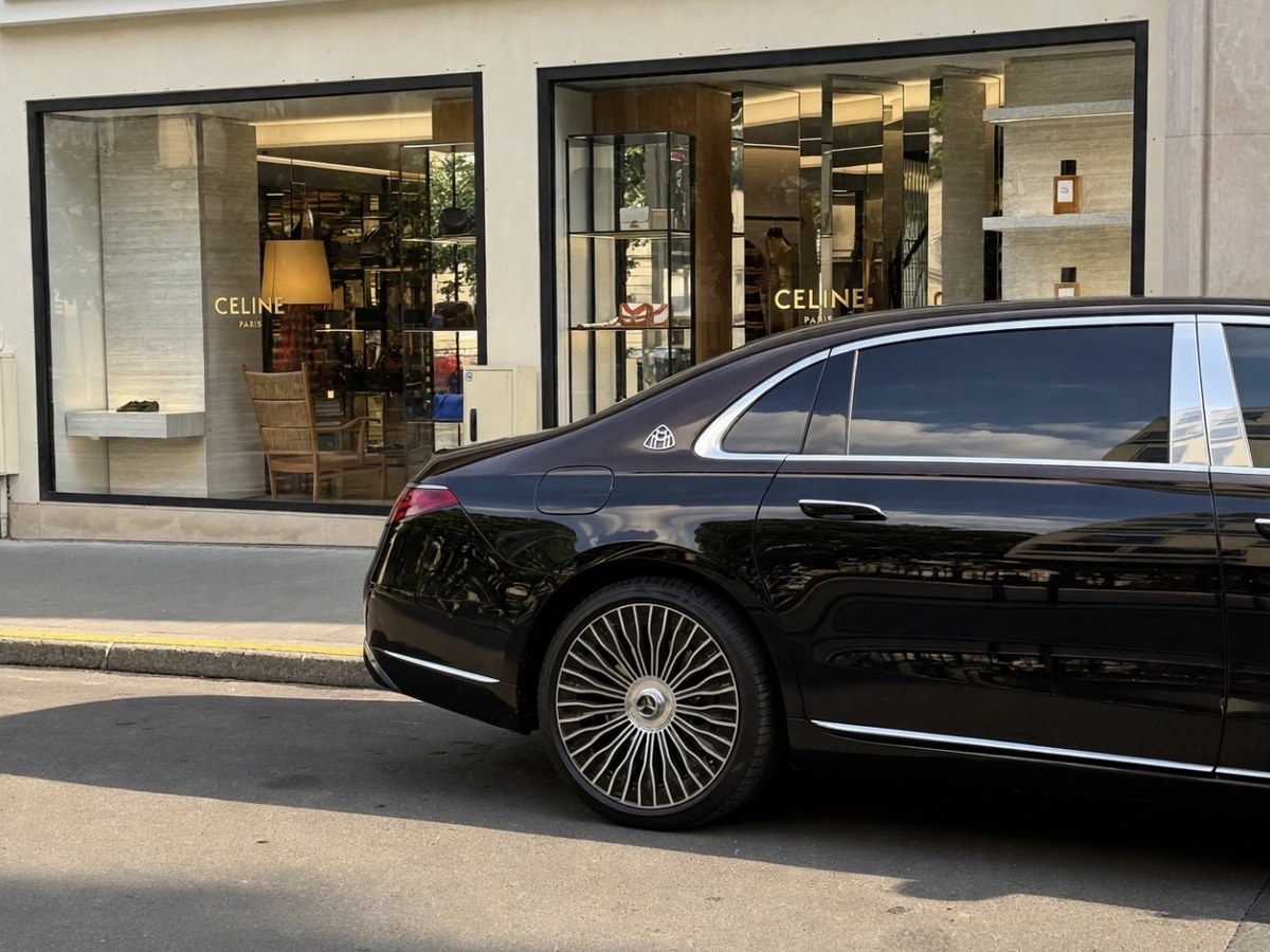 Maybach Velour devant la boutique Céline à Paris