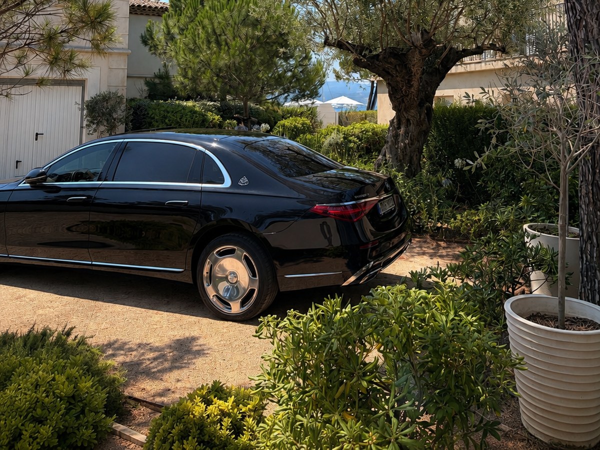 Maybach Velour dans le jardin d'une villa, oliviers et vue mer