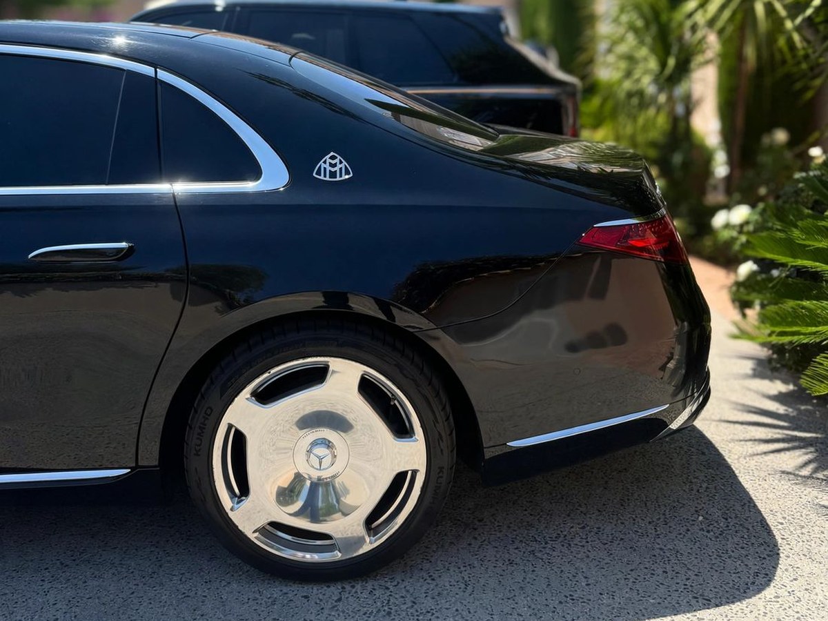 Maybach Velour dans l'allée d'une villa du Sud de la France