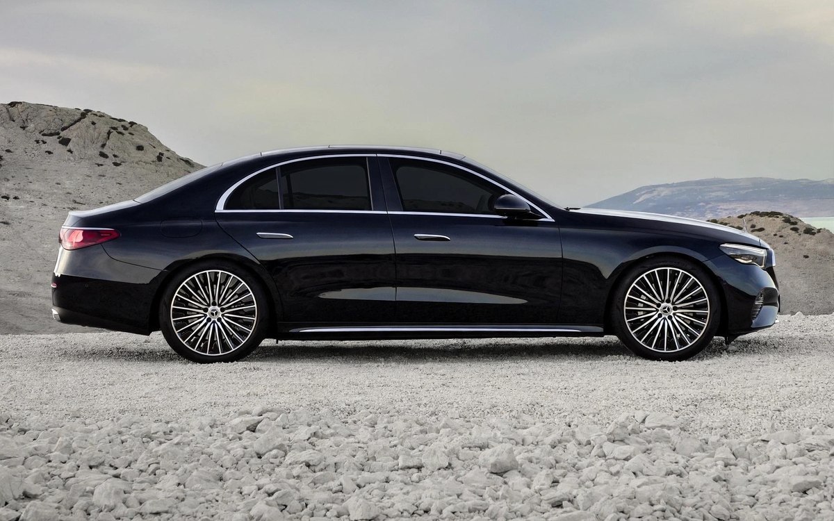 Black Mercedes Classe E in profile, Velour Business class vehicle