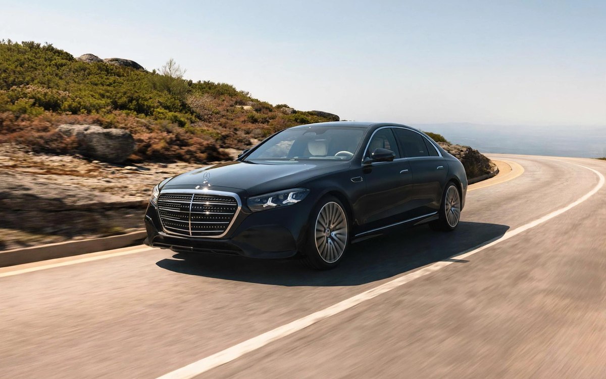 Black Mercedes Classe S on the road, Velour First class vehicle