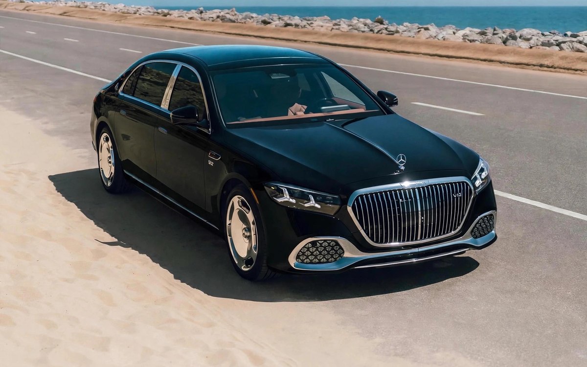 Black Maybach Classe S, front three-quarter view with the chrome Maybach grille