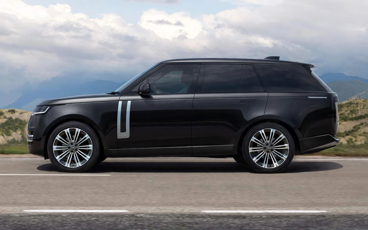 Black Range Rover Vogue SV in profile, Velour First Luxe class vehicle
