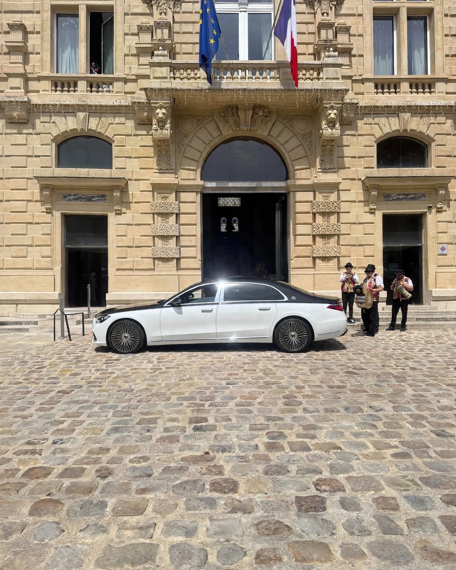 Maybach Classe S Velour devant une mairie parisienne, jour de mariage