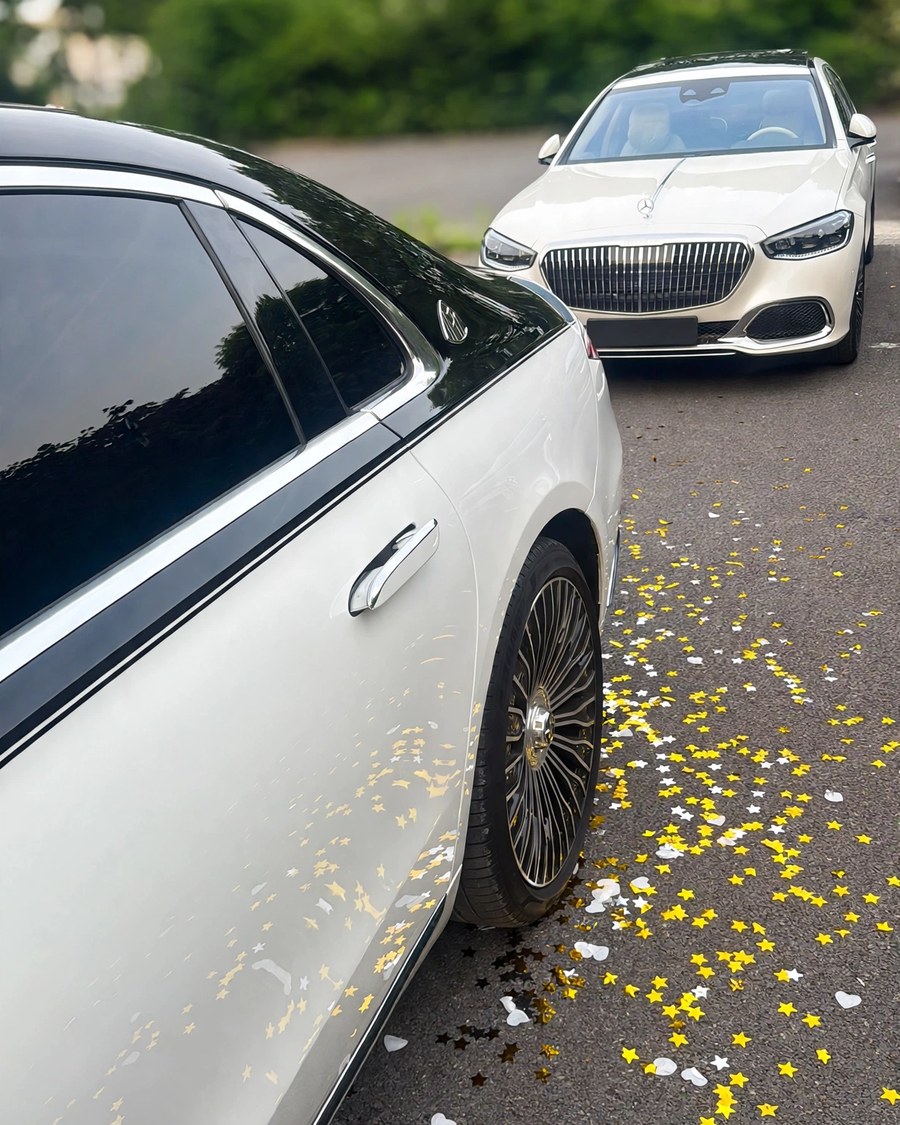 Deux Maybach Velour dans les confettis après la cérémonie