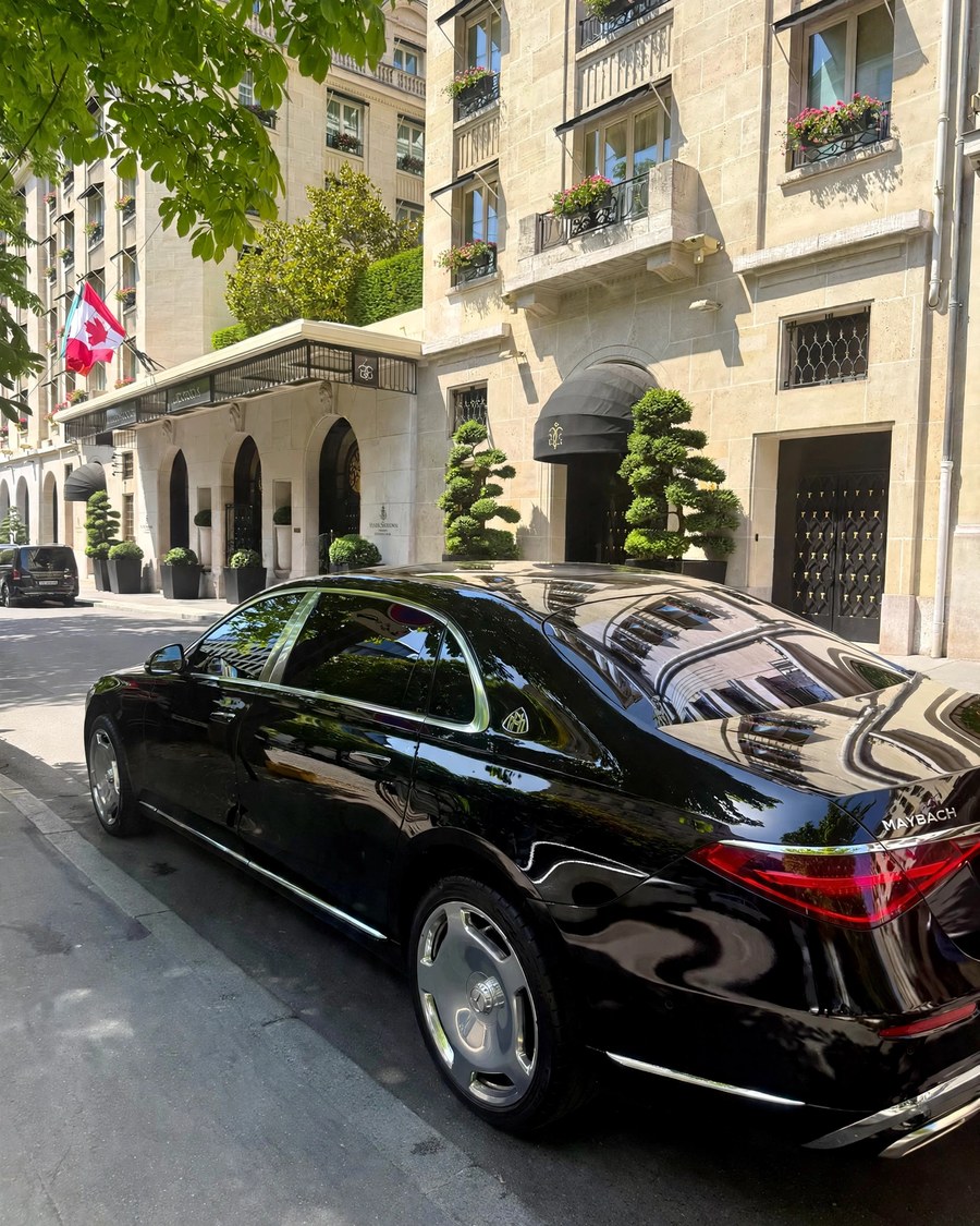 Maybach Velour devant le Four Seasons George V, avenue George V à Paris