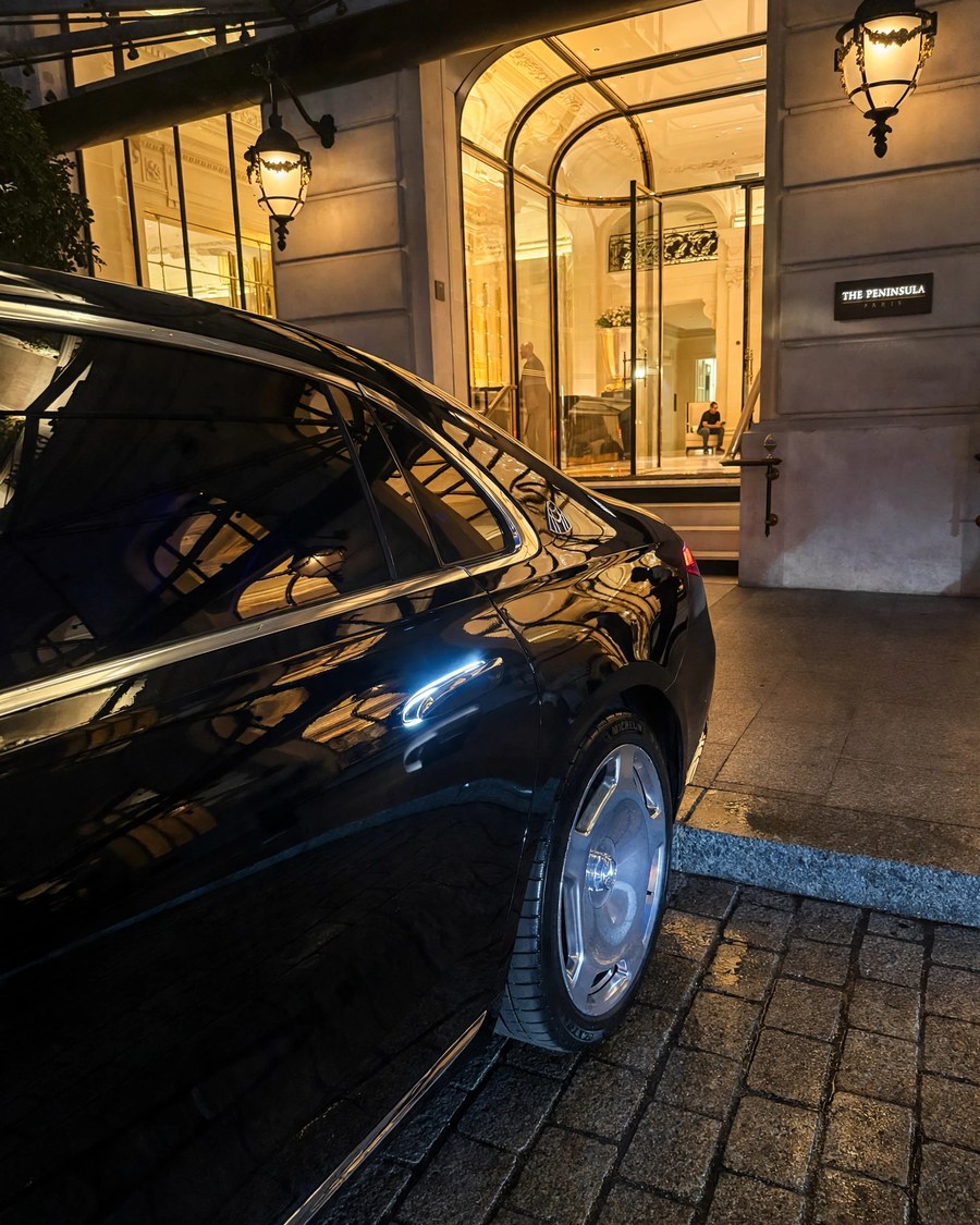 Maybach Velour devant l'entrée de The Peninsula Paris, de nuit