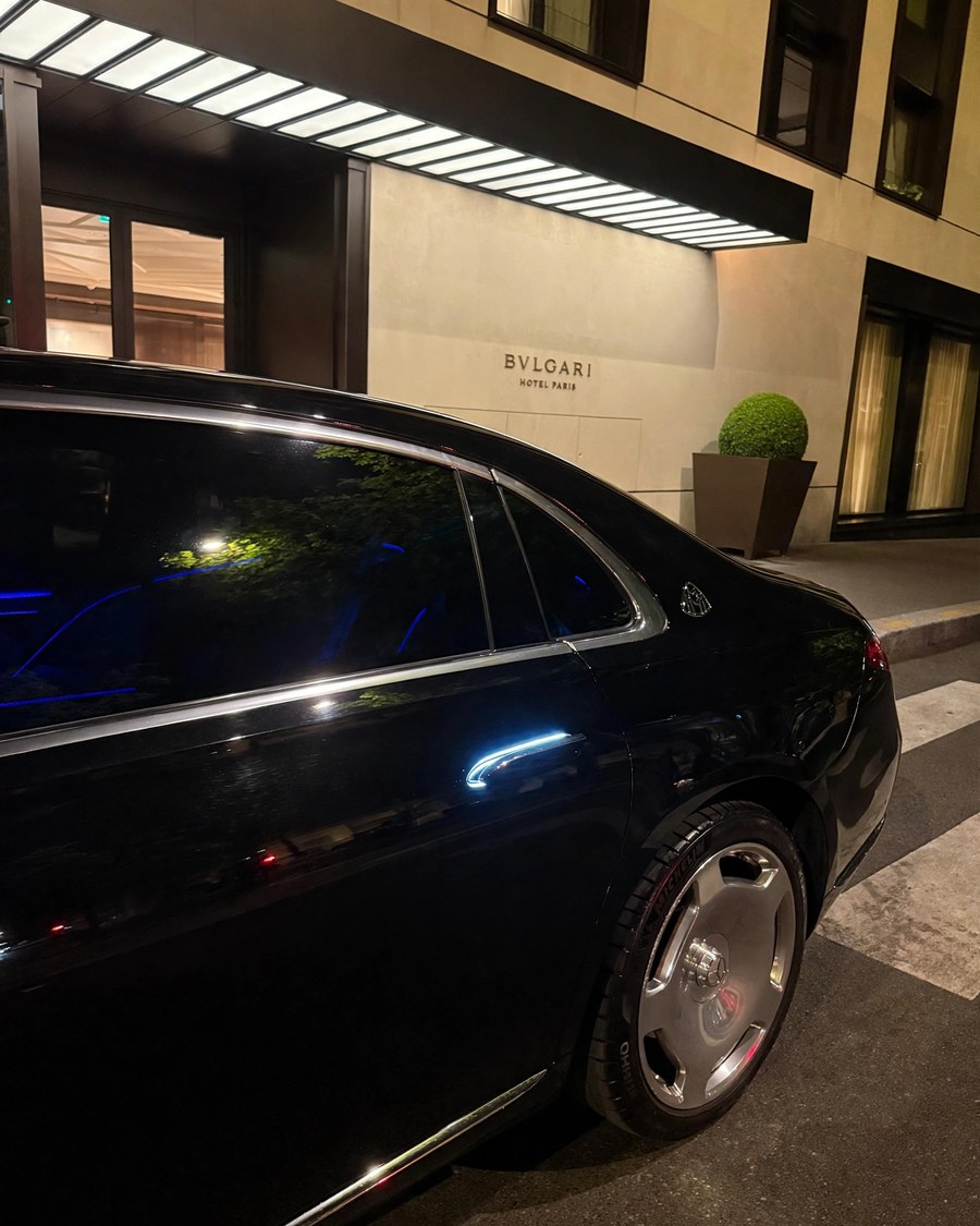 Maybach Velour devant le Bulgari Hôtel Paris, de nuit