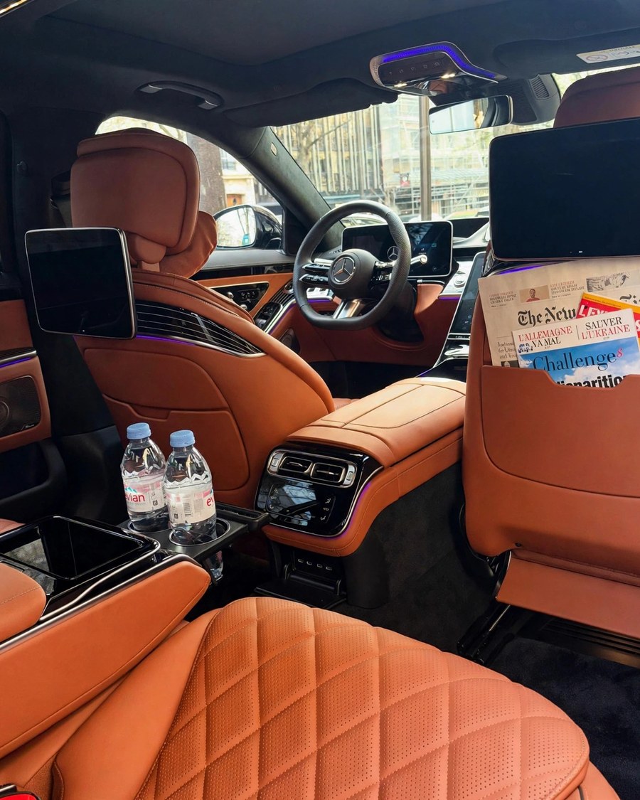 Habitacle arrière d'une Mercedes Classe S Velour, cuir cognac, eau et presse du jour