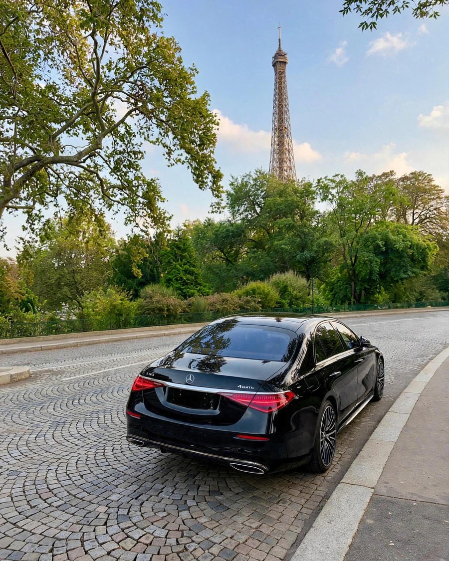 Mercedes Classe S noire Velour sur les quais de Seine, tour Eiffel en arrière-plan