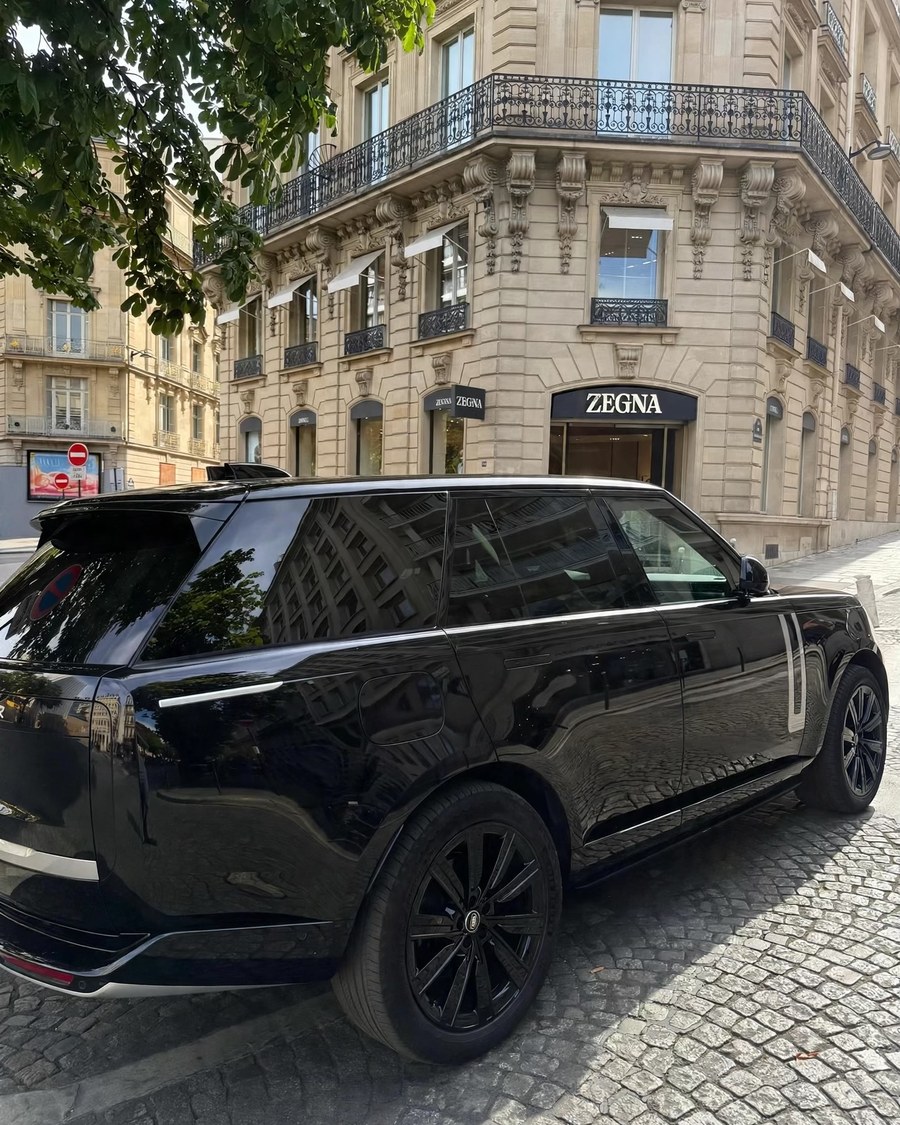 Range Rover Vogue SV Velour devant la boutique Zegna, Triangle d'Or à Paris