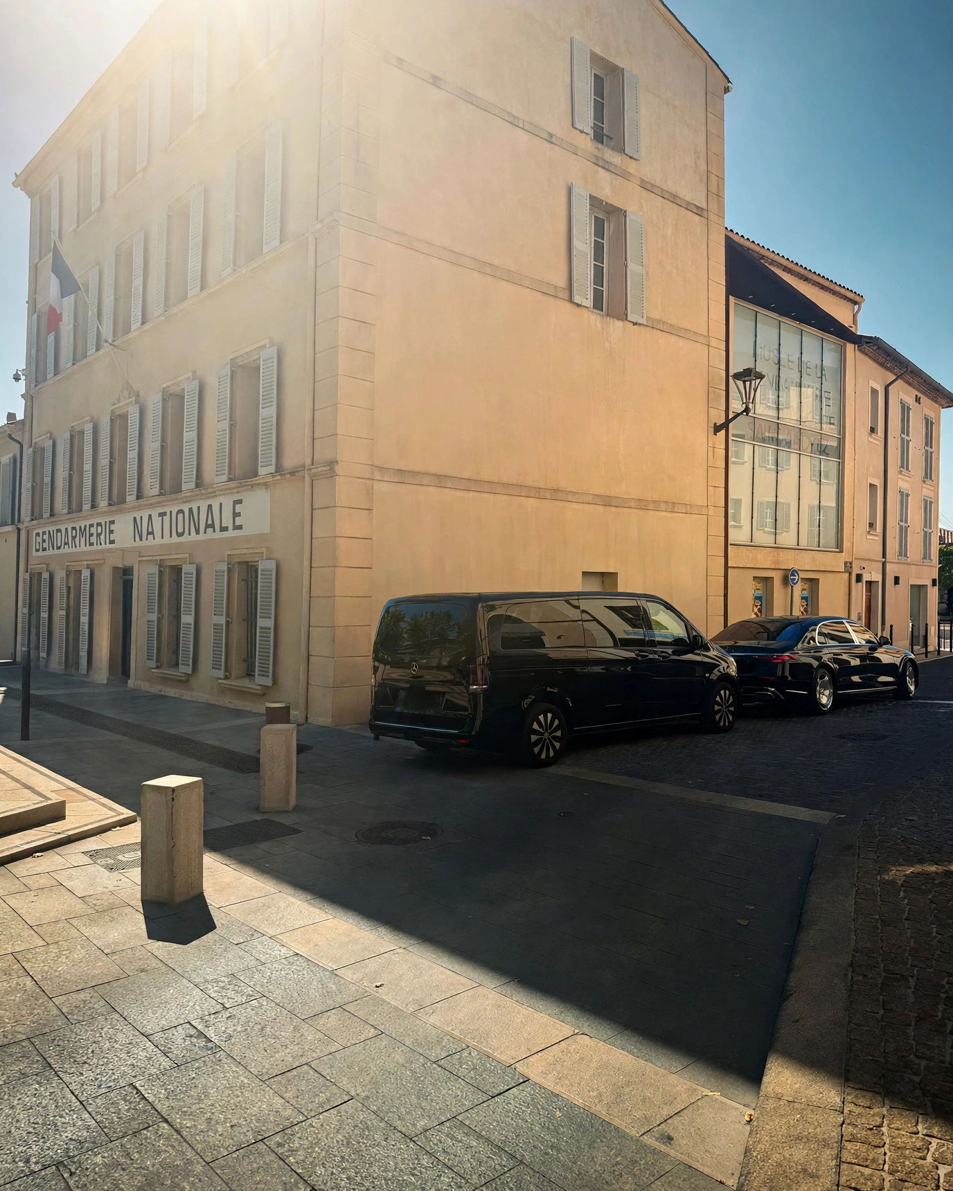 Classe V et Maybach Velour dans le village de Saint-Tropez, devant la gendarmerie