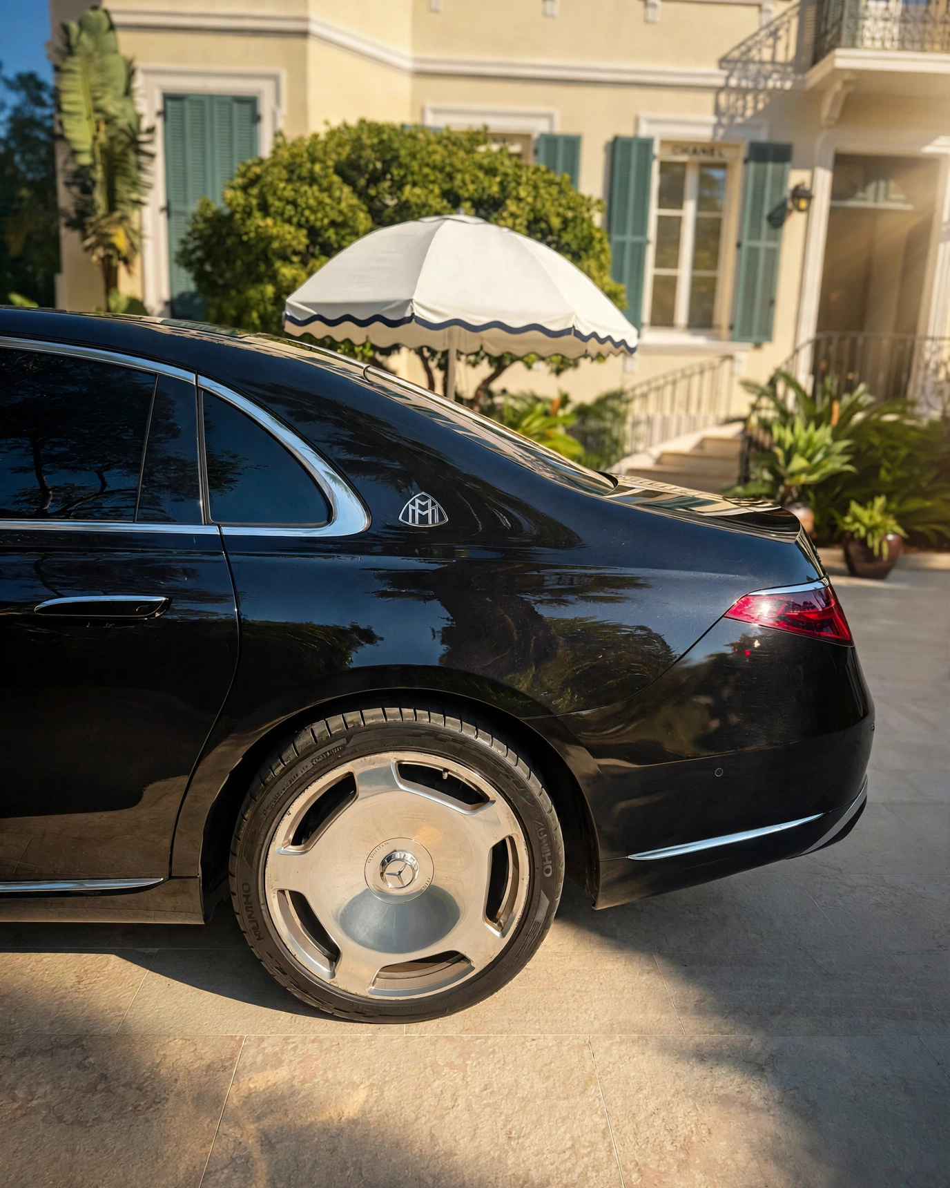 Maybach Velour devant une villa de Saint-Tropez, parasol et boutiques
